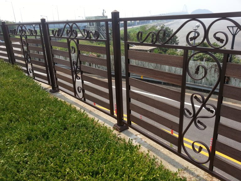 Hàng rào sắt phối gỗ nhựa